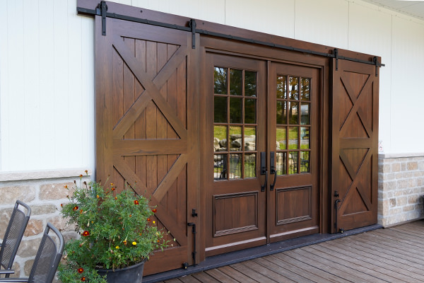 Portes en bois avec des panneaux coulissants en bois de chaque côté