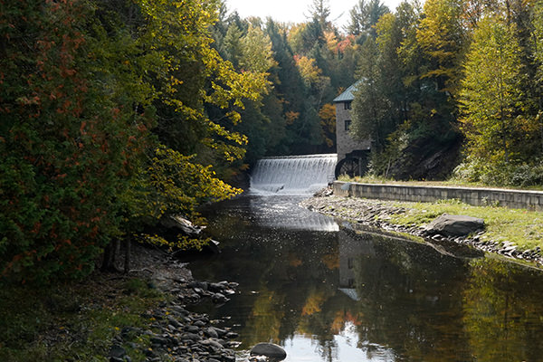 Du classique réinventé - Sur un magnifique terrain en bordure d’une rivière et d’un moulin