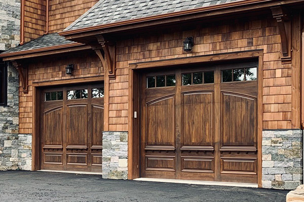 Portes de garage en bois allure antiquée