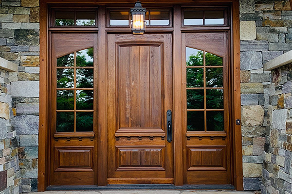 Du neuf à l’allure antiquée - portes d’entrée de bois sur-mesure