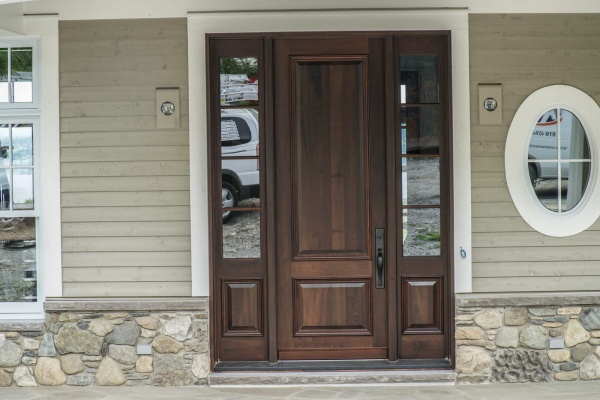 Porte d'entrée en bois de luxe